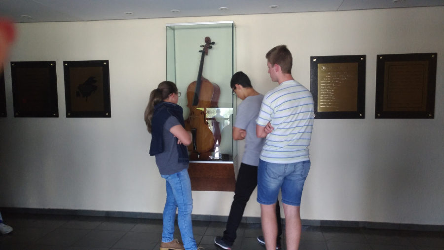CIEE Joaçaba leva aprendizes para visitar Teatro Municipal Alfredo Sigwald