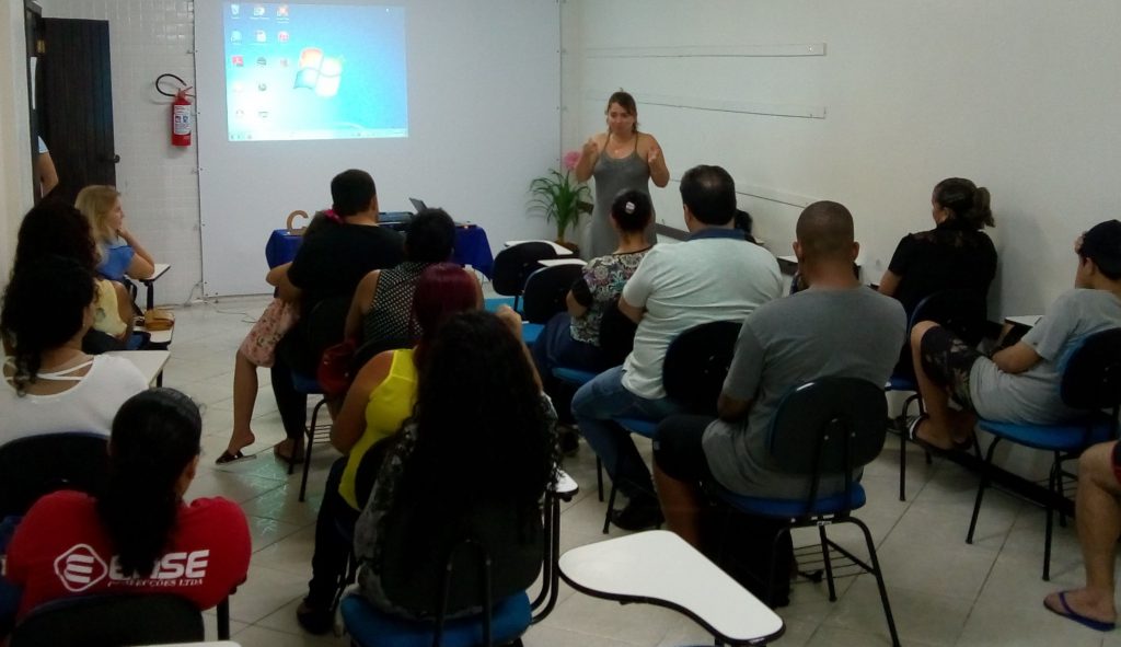 Assistente Social do GAPAC realiza palestra em Encontro de Famílias