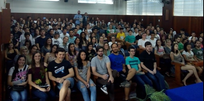 Instrutor da Coaching palestra para aprendizes de Criciúma sobre motivação e produtividade