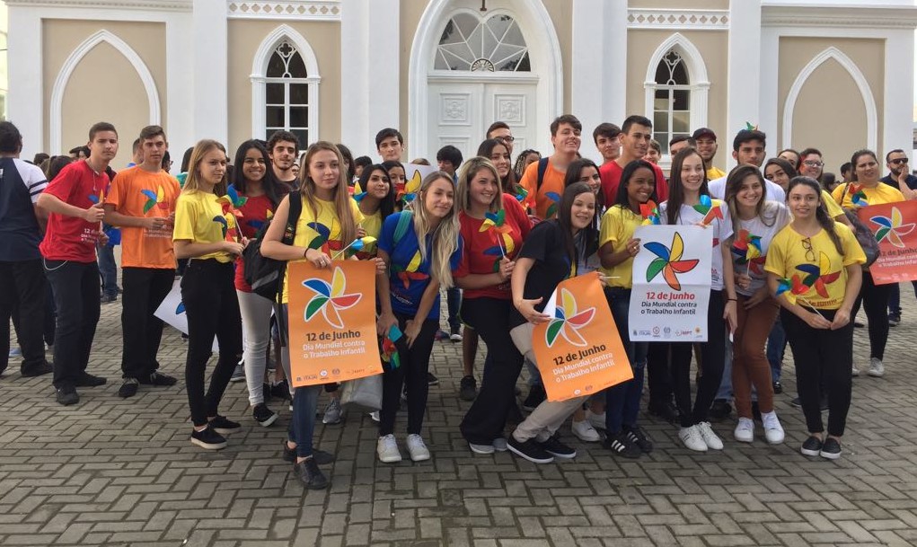 CIEE Itajaí participa da caminhada em alusão ao Dia Mundial de Combate ao Trabalho Infantil