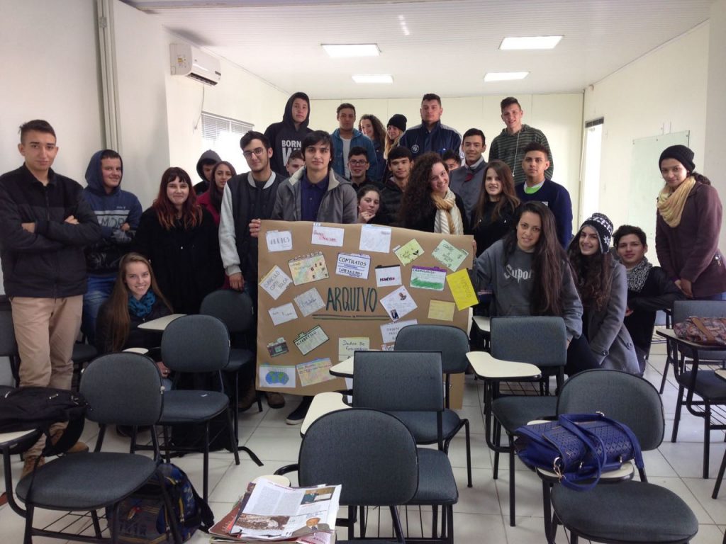 Jovens aprendizes de Chapecó constroem cartazes em finalização de aula sobre "arquivo"