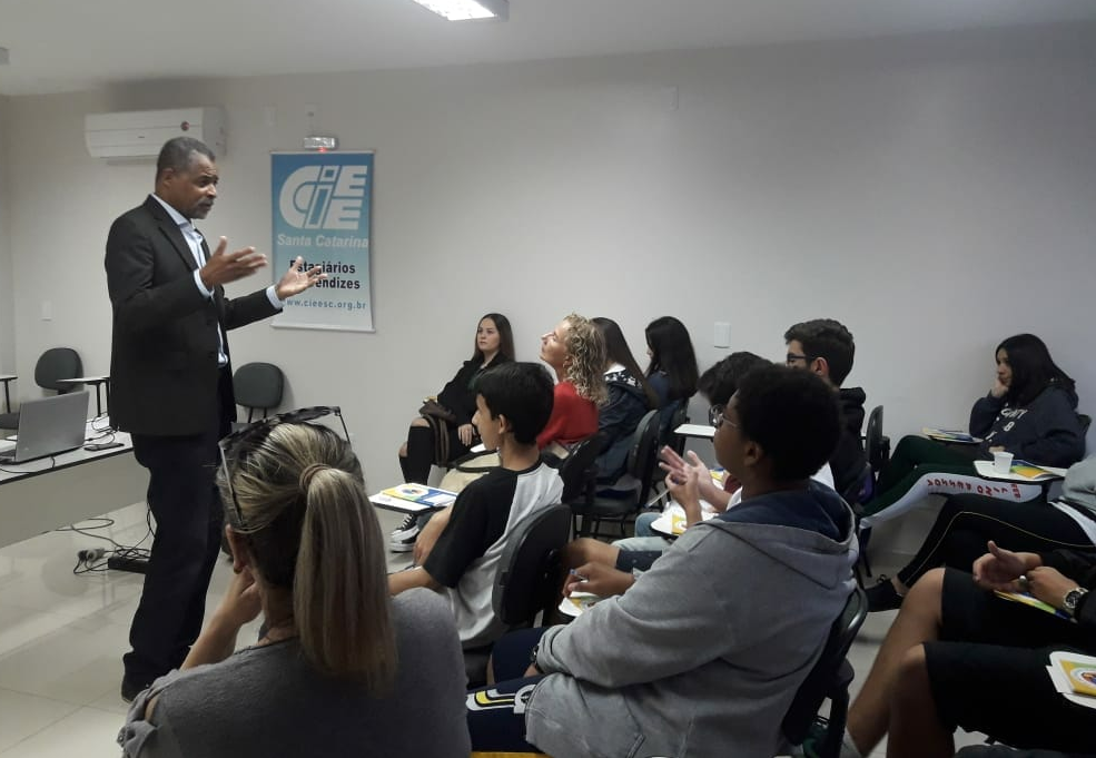 Conselheiro do CIEE/SC realiza palestra para adolescentes do PIT em Tubarão