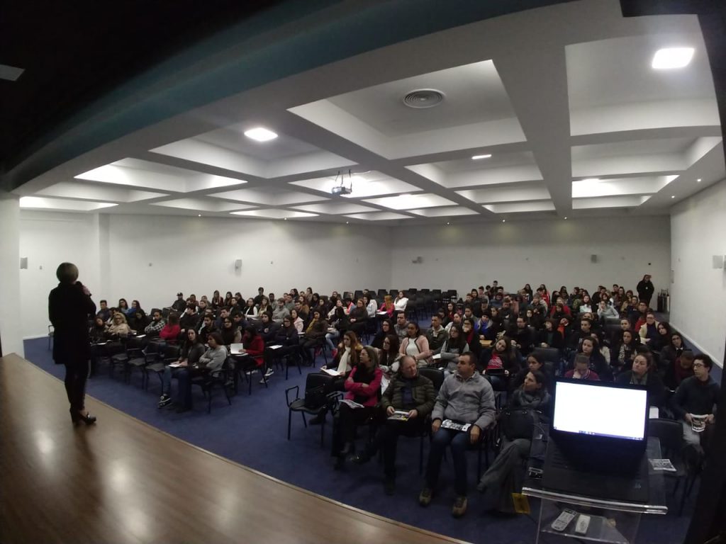 Quase 100 estagiários de Araranguá são acompanhados e recebem palestra motivacional