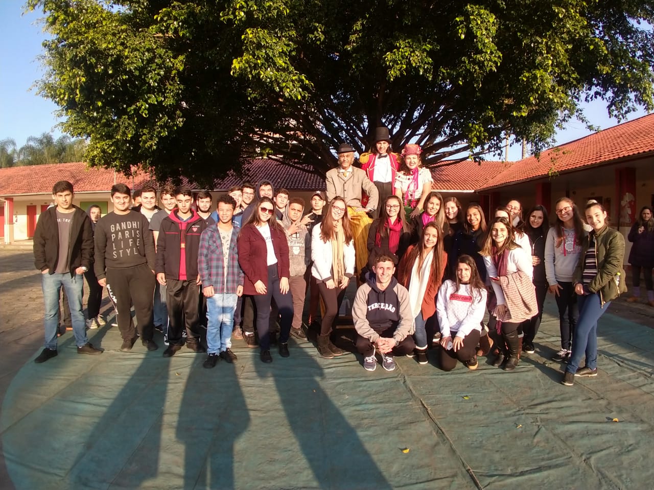 Aprendizes de Araranguá assistem peça teatral "Amor por Anexins"