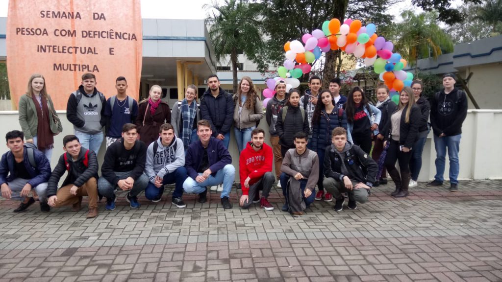 Jovens de Rio do Sul participam da Semana da Pessoa com Deficiência Intelectual e Múltipla e visitam APAE
