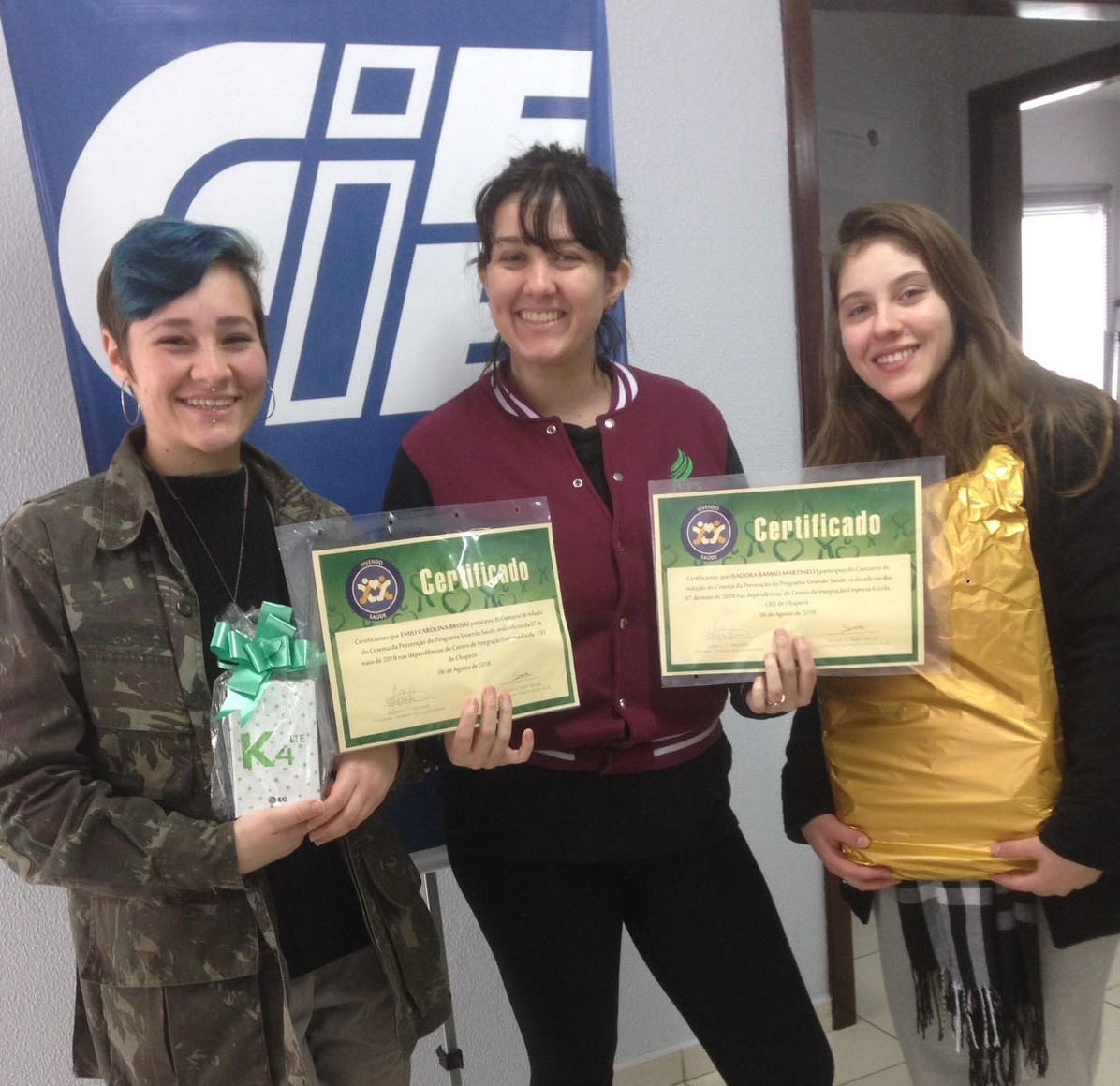Três aprendizes de Chapecó recebem premiação da Aurora Alimentos