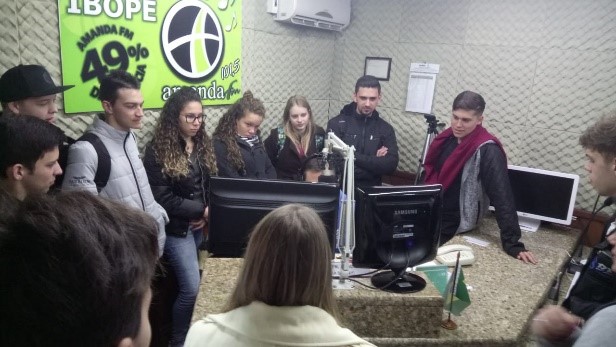 Aprendizes do CIEE Rio do Sul visitam Rádio Amanda FM