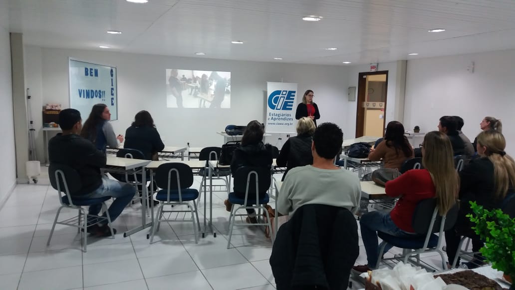 CIEE Rio do Sul aborda tema "Os direitos dos pais: construindo cidadãos nos dias atuais" em Encontro de Famílias