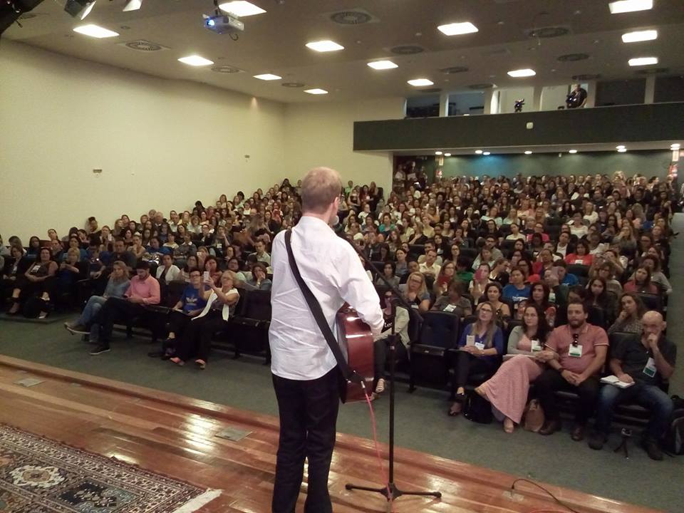 Jovens do CIEE Lages assistem palestra de Marcos Petry sobre "Gatilho de Superação"
