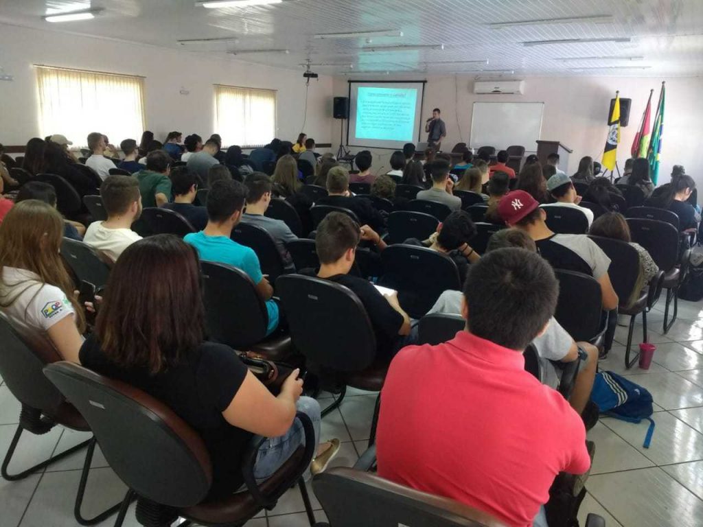 Jovens de Herval d'Oeste participam de palestra no CAPS sobre Setembro Amarelo