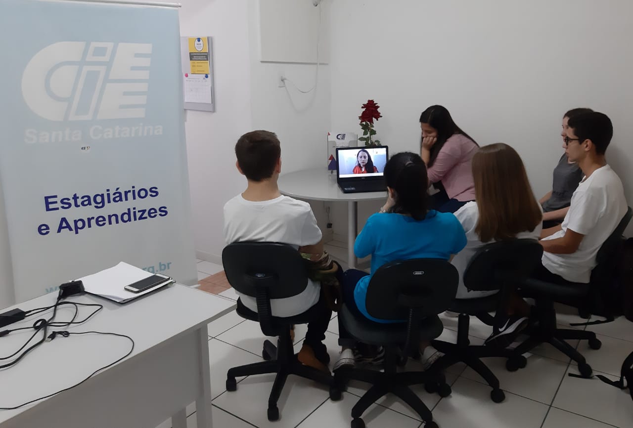 Comunicação é tema de encontro presencial dos aprendizes EAD