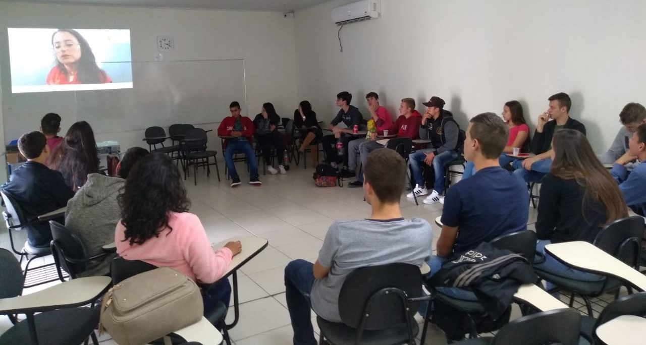 Aprendizes da modalidade semipresencial debatem sobre comunicação em encontro presencial