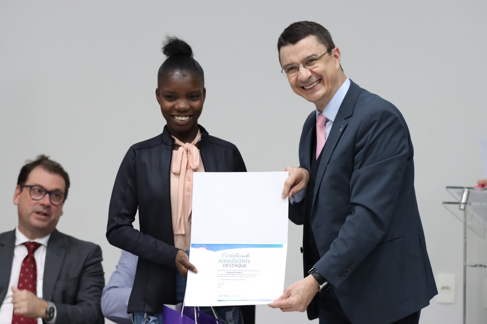 ‘Novos Caminhos’ entrega diploma a jovens atendidos pelo programa