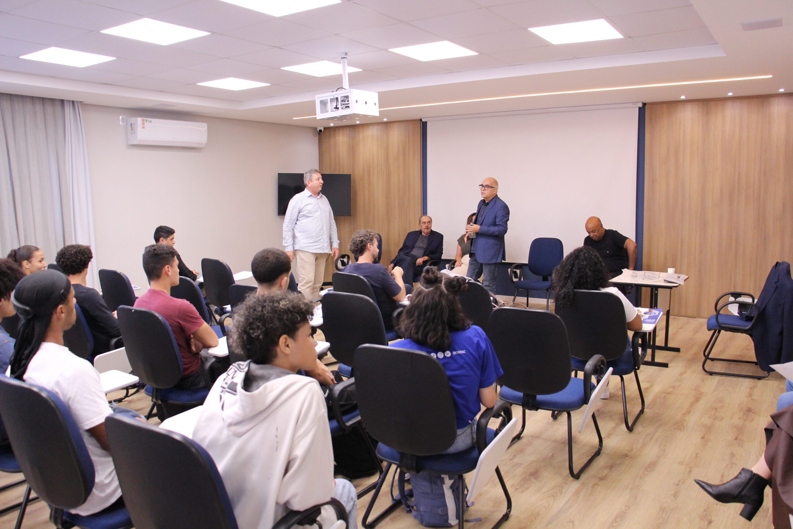 Iniciativa capacita jovens para a area de Seguros